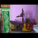 Ein Motor lässt die Trommel und Glocken im Tempel erklingen